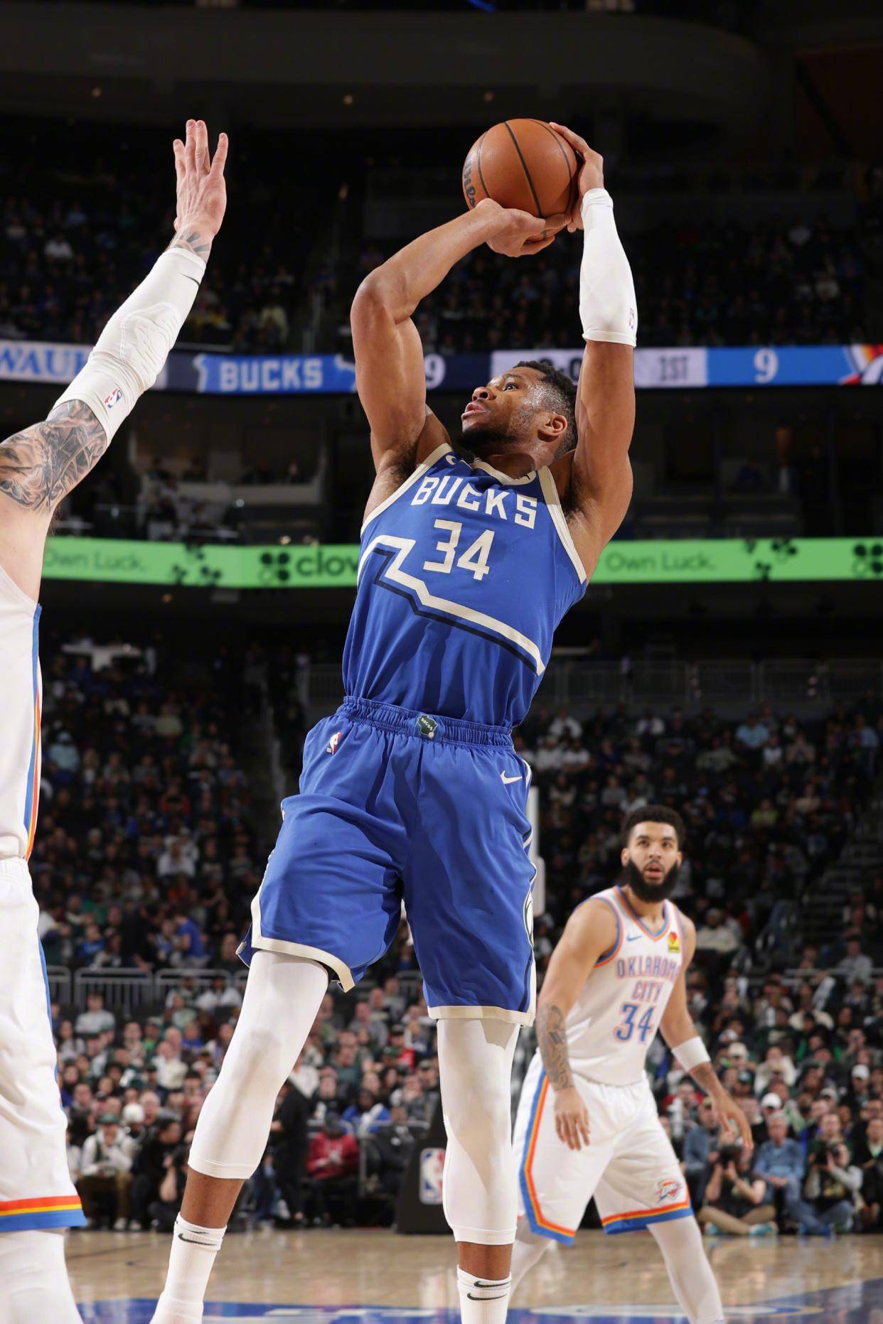 关于字母哥连续十场比赛得分超过惊险取胜，加拿大队挑战极限！的信息