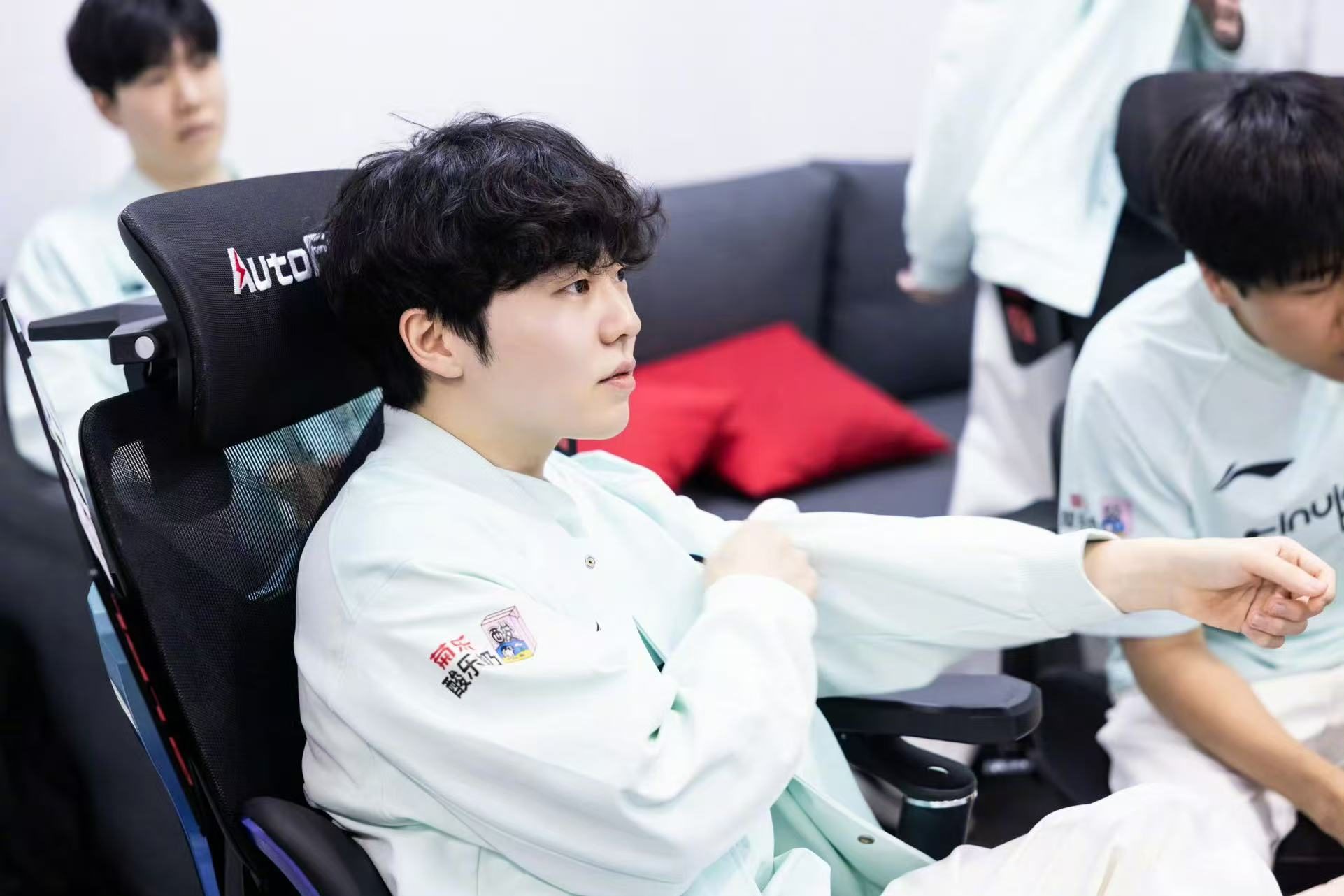 壹号-Rookie回归赛场，比分优势明显首场状态亮眼，G2观众沸腾！的简单介绍